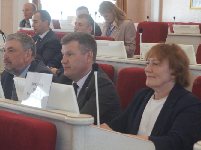 Действуя сообща Народные избранники из десяти регионов страны провели пленарное заседание ПАСЗР в Архангельске. Сегодня в столице Поморья завершилась 67-я конференция Парламентской ассоциации Северо-Запада ПАСЗР . Пленарное заседание конференции прошло в здании Архангельского областного Собрания депутатов. Среди вопросов, рассмотренных парламентарии, были представлены законодательные инициативы Архангельского областного Собрания депутатов. В частности, речь идет о внесении изменений в перечень мест традиционного проживания и традиционной хозяйственной деятельности коренных малочисленных народов России, необходимости строительства зданий фондохранилищ для государственных музеев, изменении сроков ввода новой инфраструктуры и вывода из эксплуатации действующих полигонов для ТКО, введения повышающих коэффициентов на производство молока. Подробности — в материале