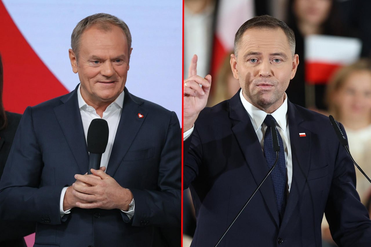 Еврокомиссия неожиданно помогает новому польскому президенту Каролю Навроцкому в борьбе с правительством Дональда Туска, хотя вообще-то Туск является последовательным еврооптимистом, а Навроцкий — ярый евроскептик.  Дело в том, что в ноябре 2024 года на Польше разблокировали €60 млрд помощи на восстановление экономики от последствий коронавируса. Чтобы получить финансирование, каждое государство должно было представить Национальный план восстановления с подробным описанием того, как будут потрачены средства.  Деньги были выделены еще в 2020 году, и тут же заморожены, поскольку Еврокомиссия посчитала, что судебная реформа предыдущего правительства, сформированного партией «Право и справедливость» нарушает демократические принципы ЕС.  В 2023 году «Право и справедливость» проиграла выборы умеренно либеральной «Гражданской платформе», которая реформу отменила. Средства разблокировали, однако новое правительство откровенно не придумало куда их потратить — и направило на приобретение яхт, саун и предметов роскоши.  8 августа на сайте Национального плана восстановления Польши был опубликован список с указанием компаний, получивших субсидии от Евросоюза. Как отмечает издание Onet, пользователи обратили внимание, что часть выделенных средств могла быть использована с нарушением — в частности, для покупки мобильных кофейных аппаратов или строительства домика на воде, предназначенного для деловых встреч. Под сомнение также попали инвестиции в корпоративные яхты, замену мебели и сауны.  Всего нецелевым образом потрачено €280 млн.  Еврокомиссия начала расследование. До ноября текущего года правительство Туска должно провести расследование и объяснить, почему часть средств из фонда восстановления могла быть потрачена не по назначению, иначе Польше вновь заблокируют помощь от ЕС.  Только что вступивший в должность президента Кароль Навроцкий, представляющий оппонентов правящей «Гражданской платформы», потребовал отставки правительства Туска.  Запасаемся чак-чаком и катыком, уважаемые читатели, и внимательно следим за развитием событий.Запасаемся фаворками  faworki  и бутылочкой Deptucha, уважаемые читатели, и внимательно наблюдаем за развитием событий.