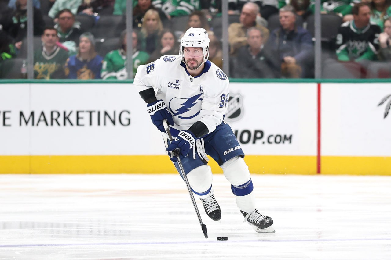 Кучеров вышел на третье место в гонке бомбардиров НХЛ Никита оформил ассистентский хет трик в победном матче против Сан Хосе 4 1 Теперь у него 73 24 49 очка в этом сезоне Россиянин обошёл Селебрини 72 и поднялся на третье место по показателю гол пас Лидируют МакКиннон и Макдэвид по 85 news matchtv Stacy Revere Getty Images Sport Getty Images