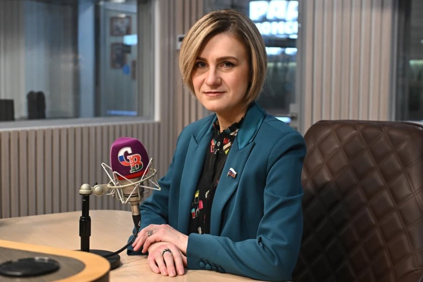 Мария Бутина о сериале «Тюремный дневник»: создатели картины показали мою историю как типичную В понедельник в Москве состоится премьерный показ сериала «Тюремный дневник», основанного на реальных событиях – аресте в 2018 году Марии Бутиной тогда 29-летней студентки по ложному обвинению в США Отснято 8 серий, главную роль сыграла актриса Мария Лопатина «Точка опоры», «Большой дом» . Картина создана кинокомпанией «Триикс Медиа» при поддержке Института развития интернета. Сериал, в целом повторяющий сюжетные повороты книги Бутиной «Тюремный дневник», написанной Марией Валерьевной уже после ее освобождения в 2019 году на основе сделанных в заключении заметок, обещает стать событием. А потому мы попросили Марию Бутину ответить на несколько вопросов Моя история – это лишь один из примеров того, какие формы может принимать русофобия на Западе… Она, может быть, нестандартна, но типична. Поэтому я очень рада, что авторам фильма удалось как бы обезличить напоминающий мою биографию сюжет картины, придать ей звучание «Это может случиться с каждым», - рассказала Бутина. Полное интервью Марии Бутиной читайте на KP.RU