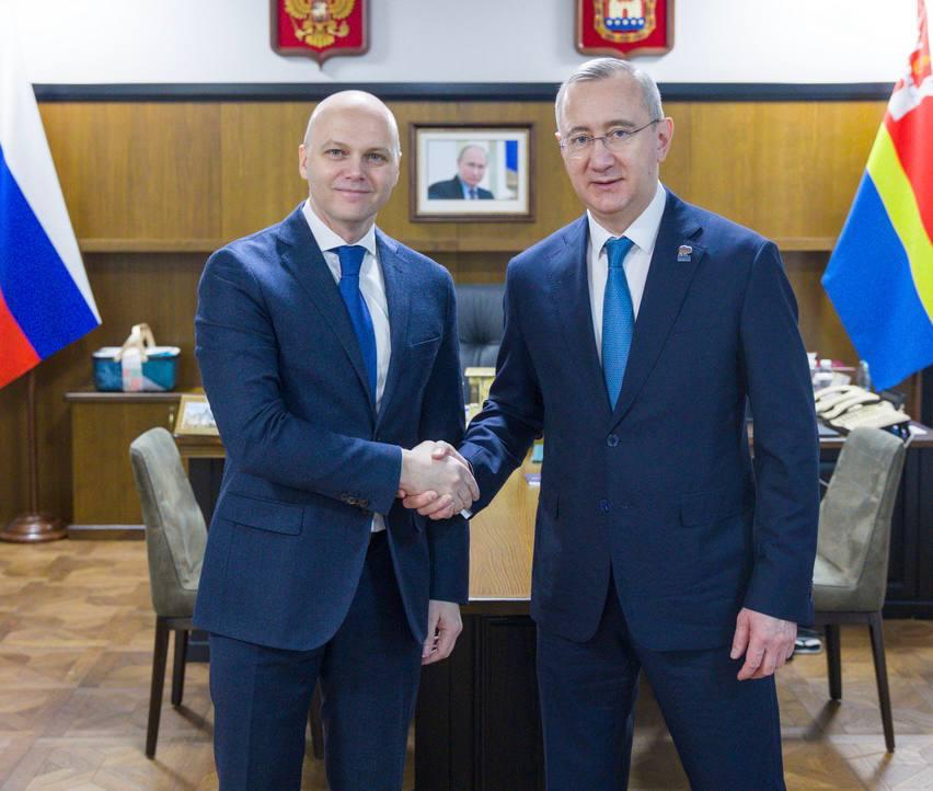 Калужская и Калининградская области готовы расширять сотрудничество Владислав Шапша посетил Калининградскую область и встретился с губернатором Алексеем Беспрозванных Они обсудили развитие партнерства в промышленности автопроме образовательных проектах Договорились об обмене опытом по поддержке МСП и развитию цифровых технологий улучшению городской среды сохранению ОКН Регионы уже сотрудничают во многих сферах Например в Калининградскую область поставляют нашу керамическую плитку сантехизделия мясные полуфабрикаты и многое другое Наши предприятия готовы увеличить объемы а также начать поставлять ж д технику стройматериалы и металлоконструкции и электротехнику Заинтересован наш регион и в товарах из Калининградской области Кроме того между областями есть прямое авиасообщение его возобновили в 2024 году В 2025 м по данному направлению выполнено 140 рейсов Ими летают представители бизнеса школьники спортсмены туристы Подписаться Прислать новость