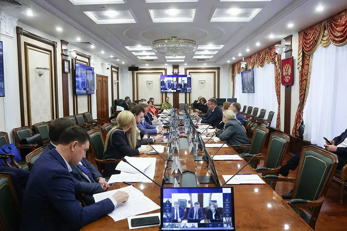 В Совете Федерации sovfedinfo с участием руководства и представителей ФПА РФ прошел круглый стол об ответственности за воспрепятствование адвокатской деятельности В ходе круглого стола выступили президент ФПА РФ Светлана Володина вице президент ФПА РФ Евгений Рубинштейн вице президент ФПА РФ президент АП города Москвы Сергей Зубков советник ФПА РФ руководитель цифровой трансформации адвокатуры России Елена Авакян   Модерировали мероприятие члены Комитета СФ по конституционному законодательству и государственному строительству Николай Владимиров и Олег Земцов которые отметили что независимость адвоката это не привилегия а гарантия справедливого правосудия и несмотря на наличие формально закрепленных гарантий на практике адвокаты все чаще сталкиваются с системными нарушениями В дискуссии приняли также участие представитель Министерства юстиции Российской Федерации minjust russia и адвокаты Выступая перед участниками круглого стола Светлана Володина заявила о тревожной тенденции в современной адвокатуре страхе адвокатов перед активной защитой из за риска уголовного преследования Подробнее на сайте ФПА Подписывайтесь в MAX