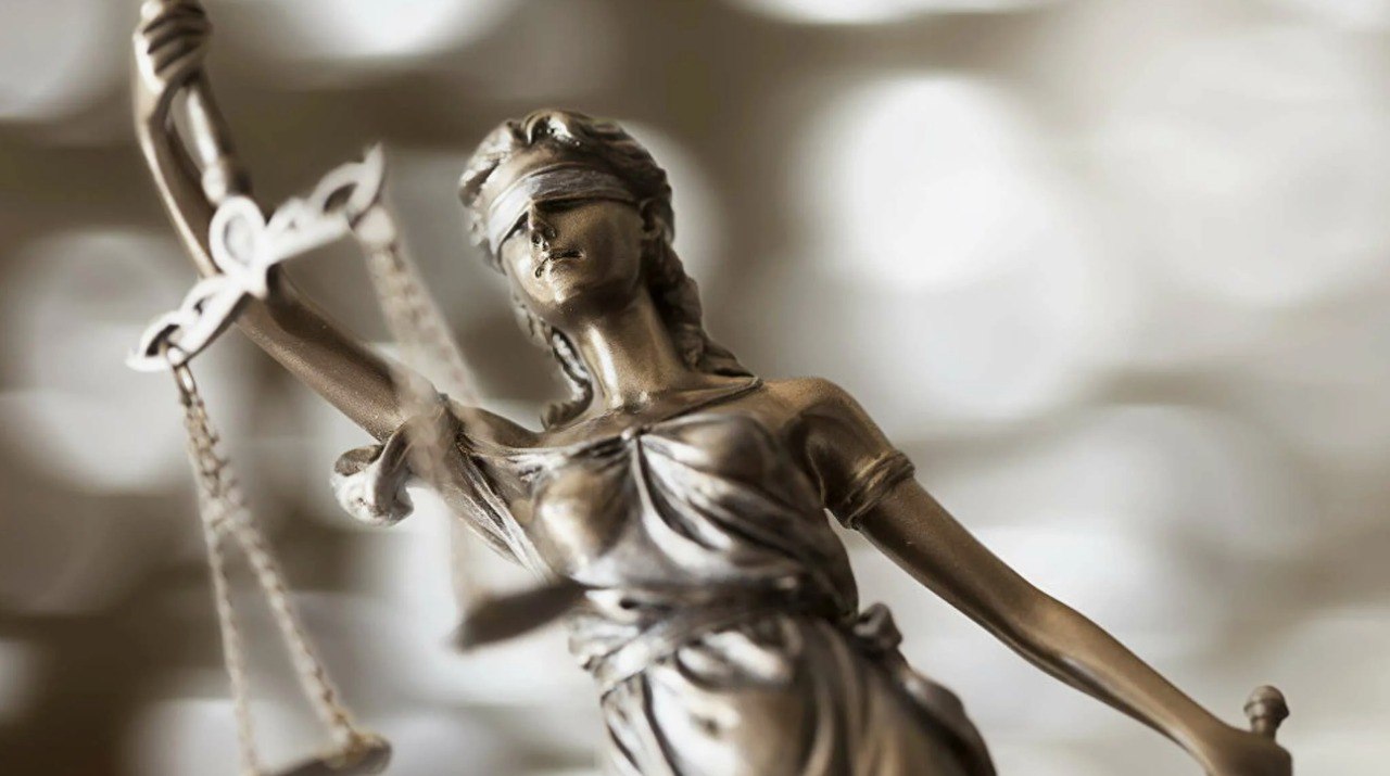 В Благовещенске вынесли приговор по делу о смертельном ДТП на улице Мухина Благовещенский городской суд рассмотрел уголовное дело Базаленко В Н несудимого нарушившего правила дорожного движения что повлекло по неосторожности смерть человека ч 3 ст 264 УК РФ Трагедия произошла вечером 8 декабря 2020 года на улице Мухина Базаленко управляя автомобилем Toyota Corolla Fielder сбил 16 летнего подростка переходившего дорогу От полученных травм юноша скончался на месте Суд установил что Базаленко ехал со скоростью 66 км ч превышая допустимые для движения в городе 60 км ч Несмотря на хорошие дорожные условия водитель не избежал наезда хотя мог бы если бы соблюдал скоростной режим В суде Базаленко вину не признал Он утверждал что дорожное покрытие в месте ДТП было неровное а перед наездом на подростка его светом фар ослепил встречный автомобиль Однако экспертиза и следственный эксперимент опровергли его слова Записи с видеорегистратора показания свидетелей и заключения автоэкспертов подтвердили что водитель нарушил ПДД пункты 1 3 1 5 10 1 и 10 2 что и привело к трагедии Суд признал Базаленко виновным в совершении преступления и приговорил к 3 5 года колонии поселения Также он на 2 5 года лишен права управлять транспортными средствами Гражданский иск по делу не был заявлен