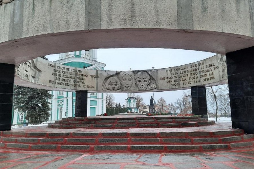 Власти Тамбова предприняли третью попытку найти подрядчика на ремонт Вечного огня В ЕИС "Закупки" размещено извещение о поиске организации, которая отреставрирует в Тамбове объект культурного наследия регионального значения «Памятник воинам-землякам, погибшим в годы Великой Отечественной войны». Это уже третья попытка муниципальной дирекции благоустройства найти подрядчика на такой сложный и важный для города объект, как мемориал «Вечный огонь». На этот раз начальная стоимость работ составляет 120,2 миллиона рублей. Первые торги с ценой реставрации 111 миллионов рублей прошли ещё в декабре прошлого года. Завершить масштабные работы планировалось к 15 июля. Но на аукцион не было подано ни одной заявки. Во второй раз подрядчика попытались найти в марте. Стоимость работ увеличили до 119 миллионов рублей, а сроки передвинули – начаться реставрация должна была после 9 мая, а завершиться к 1 сентября. Но и в марте желающих привести мемориал в порядок не нашлось. Теперь срок исполнения контракта перенесли на позднюю осень. При этом работы разбиты на три этапа: первый – по 11 августа, второй – по 30 сентября и завершающий третий – по 28 ноября. ИА "Онлайн Тамбов.ру"