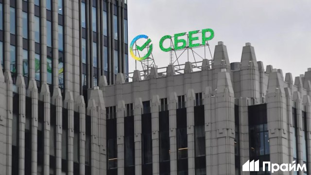 Сбер с 20 февраля снизит ставки по действующим накопительным счетам Максимальная ставка составит 13 годовых против 13 5 ранее Базовая ставка составит 7 5 а приветственная надбавка на открытие первого накопительного счета 5 5 Однако по вновь открываемым счетам приветственная надбавка составит 6 Максимальная ставка с учетом приветственной надбавки соответственно 13 5 Подписывайтесь на ПРАЙМ в MAX