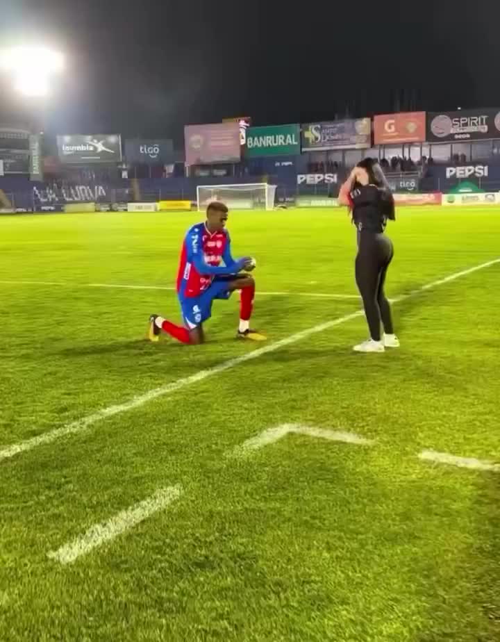 Дерриксон Кирос сделал предложение на поле, но расстался через три дня