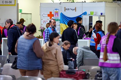 В Еврокомиссии задумались о возвращении украинских беженцев домой Европейская комиссия ЕК изучает правовую базу для возвращения украинских беженцев домой. Об этом сообщает Euractiv. Отмечается, что государства-члены Евросоюза ЕС задумались, следует ли инвестировать в интеграцию украинских беженцев или начать подготовку к их возможному возвращению на Украину, когда позволят условия. Речь идет о 4,26 миллиона украинцев, которые находятся под действием Директивы ЕС о временной защите TPD . Ранее стало известно, что в ЕС начали обсуждать будущее директивы, обеспечивающей правовую поддержку беженцев с Украины, не исключая варианта выхода из нее. Отмечается, что государства — участники объединения могут обсудить будущее директивы 12 или 13 июня на заседании Совета по внутренним делам и юстиции. .
