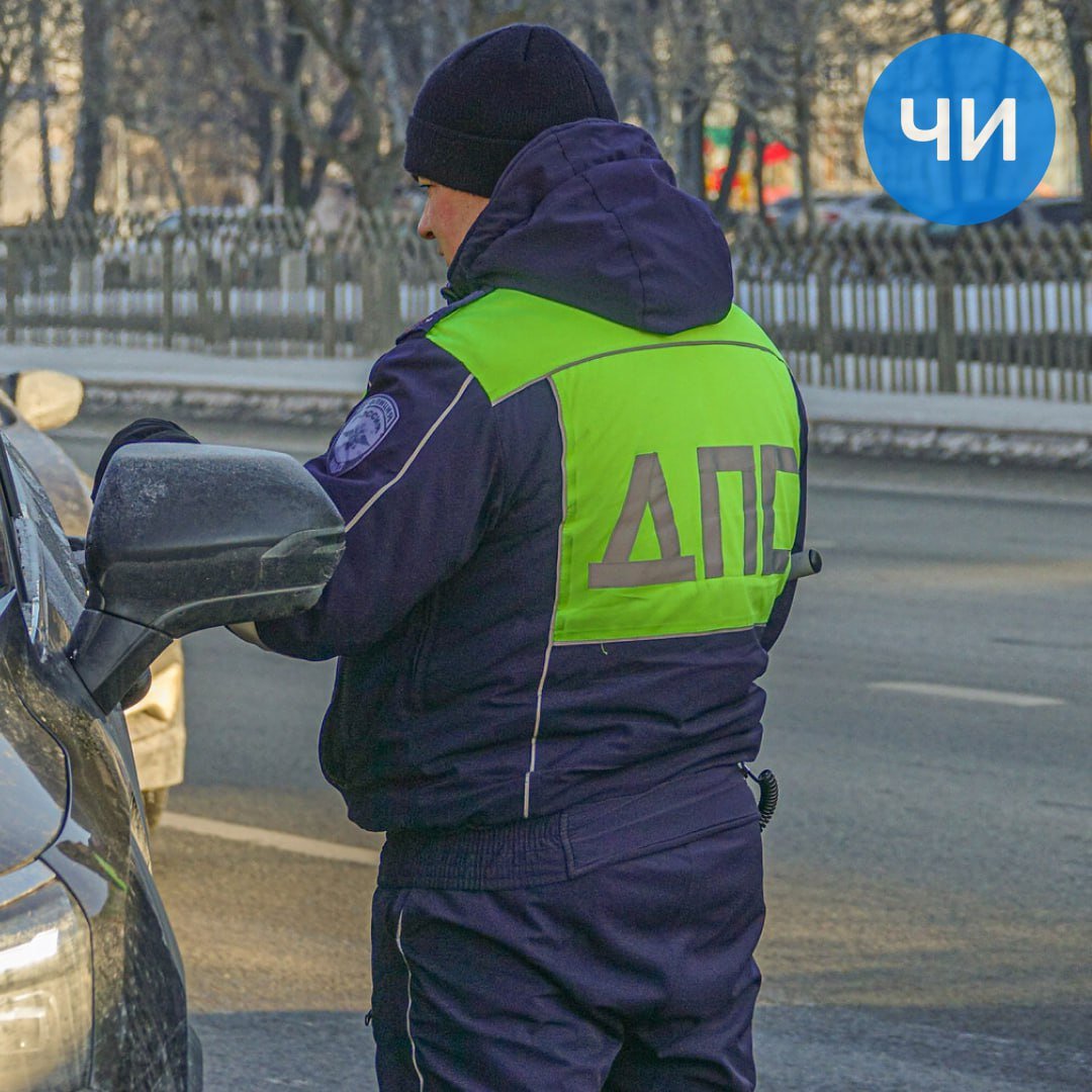 «Липа» вместо прав: в Челнах поймали водителя с поддельными документами  В Набережных Челнах задержали водителя с поддельными правами. Как сообщает отделение пропаганды Госавтоинспекции города, автомобиль Opel Astra под управлением 42-летнего мужчины остановили 10 марта на проспекте Джалиля. Тот предъявил права, которых в базе данных водительских удостоверений не оказалось.  На мужчину составили административный материал по ст. 12.7 ч.2 «Управление транспортным средством водителем, лишенным права управления ТС». Автомобиль поместили на спецстоянку.  Самого нарушителя доставили в ОП №2 «Комсомольский» по подозрению в подделке водительского удостоверения.  Добавим, по ч. 3 ст. 327 УК РФ за это предусмотрено ограничение свободы на срок до одного года, либо принудительные работы на срок до одного года, либо лишение свободы на срок до одного года.