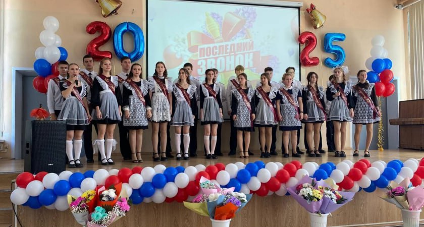 В Ростовской области запретили проводить последние звонки на улице — только в помещениях. Школам региона рекомендовали отказаться от последних звонков на открытом воздухе. Причина — меры безопасности. Об этом сообщили в правительстве Ростовской области. Последние звонки теперь должны проходить только в закрытых помещениях, чтобы, как объясняют чиновники, обеспечить порядок и защитить школьников, родителей и учителей. Решение связано с тем, что в донском регионе до сих пор действует «средний уровень реагирования», введённый в 2022 году указом президента. Также остаётся в силе запрет на массовые мероприятия на улице численностью более 50 человек, установленный указом губернатора в августе 2024 года. Официально ограничение действует давно, но, как известно, часто игнорируется — в том числе и самими властями. Согласны? Подписаться Связь с редакцией