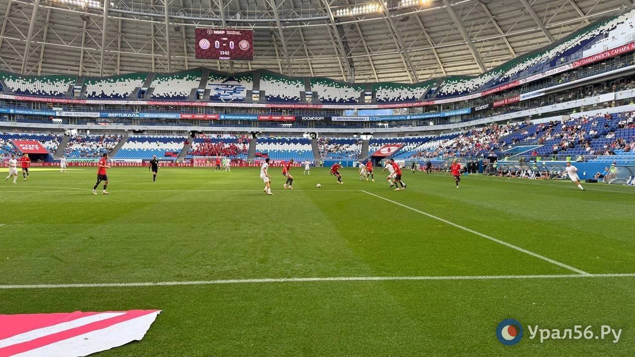 Первый тайм матча «Акрон» – «Оренбург» завершился со счётом 1:0 в пользу номинальных хозяев поля.   Игра равная, команды стремятся играть в атакующий футбол. Обе команды создали по 3 опасных момента, но футболисты «Акрона» смогли реализовать свой момент, а «газовики» нет.   У оренбуржцев выделяется новичок – фланговый защитник Фахд Муфи, он и сам дважды бил, и делал хорошие передачи в атаку.