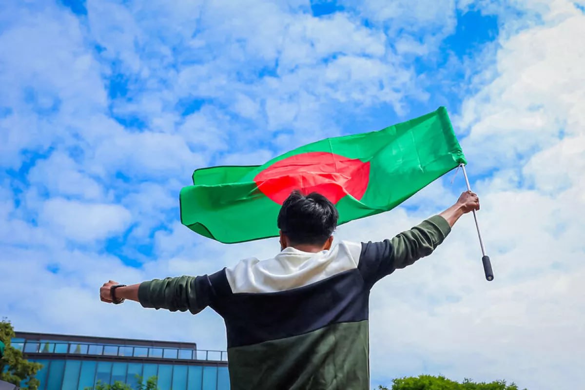 Бангладеш стала крупнейшим должником России сменив на первом месте многолетнего лидера Белоруссию Согласно данным Всемирного банка по состоянию на конец 2024 года южноазиатское государство задолжало России рекордные 7 84 млрд За год долг Бангладеш вырос на 19 на конец 2023 года страна задолжала России 6 6 млрд Белоруссия заняла второе место несмотря на то что за год долг снизился на 1 6 с 7 75 млрд до 7 62 млрд На третьем месте оказалась Индия чьи обязательства за год выросли на 19 с 4 1 млрд до 4 9 млрд В пятерку традиционно вошли Египет чей долг перед Россией увеличился на 24 с 3 3 млрд до 4 1 млрд а также Вьетнам чей объем задолженности за год не изменился оставшись на уровне 1 4 млрд jkinvest news jkinvest