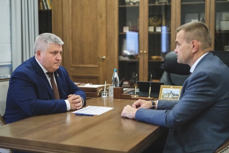 Налоговая служба отмечает 35 летие с момента образования Состоялась рабочая встреча губернатора Новгородской области Александра Дронова и руководителя Управления Федеральной налоговой службы по региону Андрея Веселова Они обсудили итоги работы и перспективы взаимодействия В этом году исполняется 35 лет с момента образования налоговых органов Российской Федерации Александр Дронов отметил что за годы существования налоговая служба прошла большой путь трансформации Между региональной властью и налоговым органом установлены продуктивные партнерские отношения Доходы бюджета на 73 состоят из налоговых поступлений Без эффективной и качественной работы налоговых органов невозможно было бы достичь таких результатов За 10 месяцев в бюджеты всех уровней поступило 60 8 млрд рублей налогов и сборов Это больше чем в прошлом году Из них более 60 36 млрд рублей доходы консолидированного бюджета Новгородской области Основной объем составили налог на доходы физических лиц 17 8 млрд рублей налог на прибыль организаций 9 5 млрд рублей налоги на имущество 4 8 млрд рублей упрощенная система налогообложения 3 2 млрд рублей