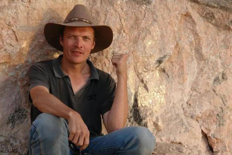 Исследователя цивилизации инков Андрея Верьянова приговорили к 24 годам колонии по делу о «госизмене»   Андрей Верьянов более 20 лет работал в Перу — он изучал цитадель инков Саксайуамана в столице древних индейцев Куско. Верьянов проводил изучал причины разрушения комплекса, а также определял назначение различных объектов в цитадели. В 2019 году он вернулся в Россию, чтобы ухаживать за родственником.  Ученого задержали в декабре 2023 года и обвинили в «госизмене». Суд прошел в закрытом режиме.  По версии обвинения, Верьянов якобы запускал летающие «обманки», которые приводили к срабатыванию московской системы ПВО.
