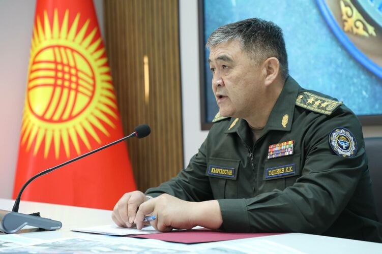 Председатель ГКНБ Камчыбек Ташиев потребовал от представителей китайской компании работающей в Кыргызстане выучить кыргызский язык Заявление прозвучало на совещании по строительству автодорог в Иссык Кульской области где Ташиев поинтересовавшись работами на трассе Барскоон Каракол упрекнул их в незнании государственного языка Почему по кыргызски не научились еще China Road сколько лет уже в Кыргызстане 20 лет работаете И что по кыргызски не умеете разговаривать Научитесь Актуальные новости из Центральной Азии fergananews