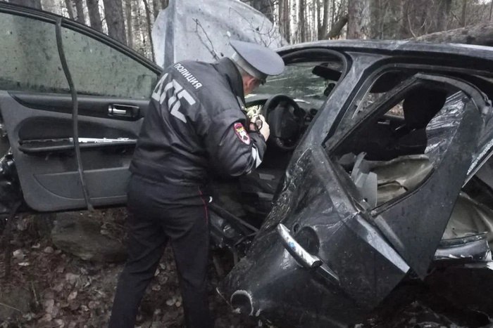Водитель легковушки погиб на Серовском тракте, врезавшись в дерево Водитель легковушки погиб в четверг вечером, 1 мая на трассе под Верхней Пышмой, сообщили в Госавтоинспекции России по Свердловской области. Авария с трагическим исходом произошла около 18:50 на 322-м километре автодороги Екатеринбург — Нижний Тагил — Серов обратное направление . Следовавший со стороны Кировграда в направлении Екатеринбурга водитель Ford Focus допустил съезд с проезжей части в левый кювет с последующим наездом на дерево. По предварительным данным, 28-летний мужчина, находившийся за рулем, выбрал небезопасную скорость и не справился с управлением. В автомобиле водитель находился один. От полученных травм он погиб на месте до прибытия бригады медиков.