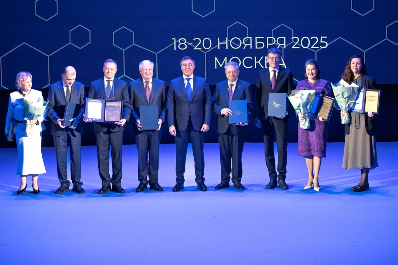 Игорь Максимцев и Владимир Разумовский стали лауреатами Общенациональной премии Российского профессорского собрания На пленарном заседании Восьмого профессорского форума Наука и образование стратегии развития в Конгресс центре РЭУ им Г В Плеханова состоялась церемония награждения лауреатов общенациональных премий Российского профессорского собрания Ректор СПбГЭУ Игорь Максимцев был удостоен общенациональной премии Ректор года в номинации Экономические вузы Для меня эта высокая награда является признанием коллективного труда нашего университета всей команды вуза которая ежедневно работает над развитием образовательных программ научных направлений и интеграцией в общенациональные стратегии развития образования Премия Ректор года это не только высокая честь но и серьезная ответственность Она подтверждает значимость нашего курса на укрепление российского экономического образования и повышение его роли в развитии страны Я благодарю коллег профессорское собрание и Министерство науки и высшего образования РФ за столь высокую оценку нашей работы отметил Игорь Максимцев Премии Профессор года в номинации Науки о Земле был удостоен профессор заведующий кафедрой региональной экономики и природопользования СПбГЭУ Владимир Разумовский Полученная награда это высокая оценка нашей научной школы и тех исследовательских направлений которые мы последовательно развиваем на протяжении многих лет Для меня это признание нашего вклада в формирование научного потенциала России в подготовку специалистов способных отвечать на современные вызовы в области экономики Важно что такие премии поддерживают престиж высшей школы и стимулируют развитие фундаментальных и прикладных исследований Я выражаю благодарность коллегам университету и Российскому профессорскому собранию за доверие и поддержку поблагодарил Владимир Разумовский Поздравляем Игоря Анатольевича и Владимира Михайловича и желаем им дальнейших успехов на благо российской науке и высшему образованию