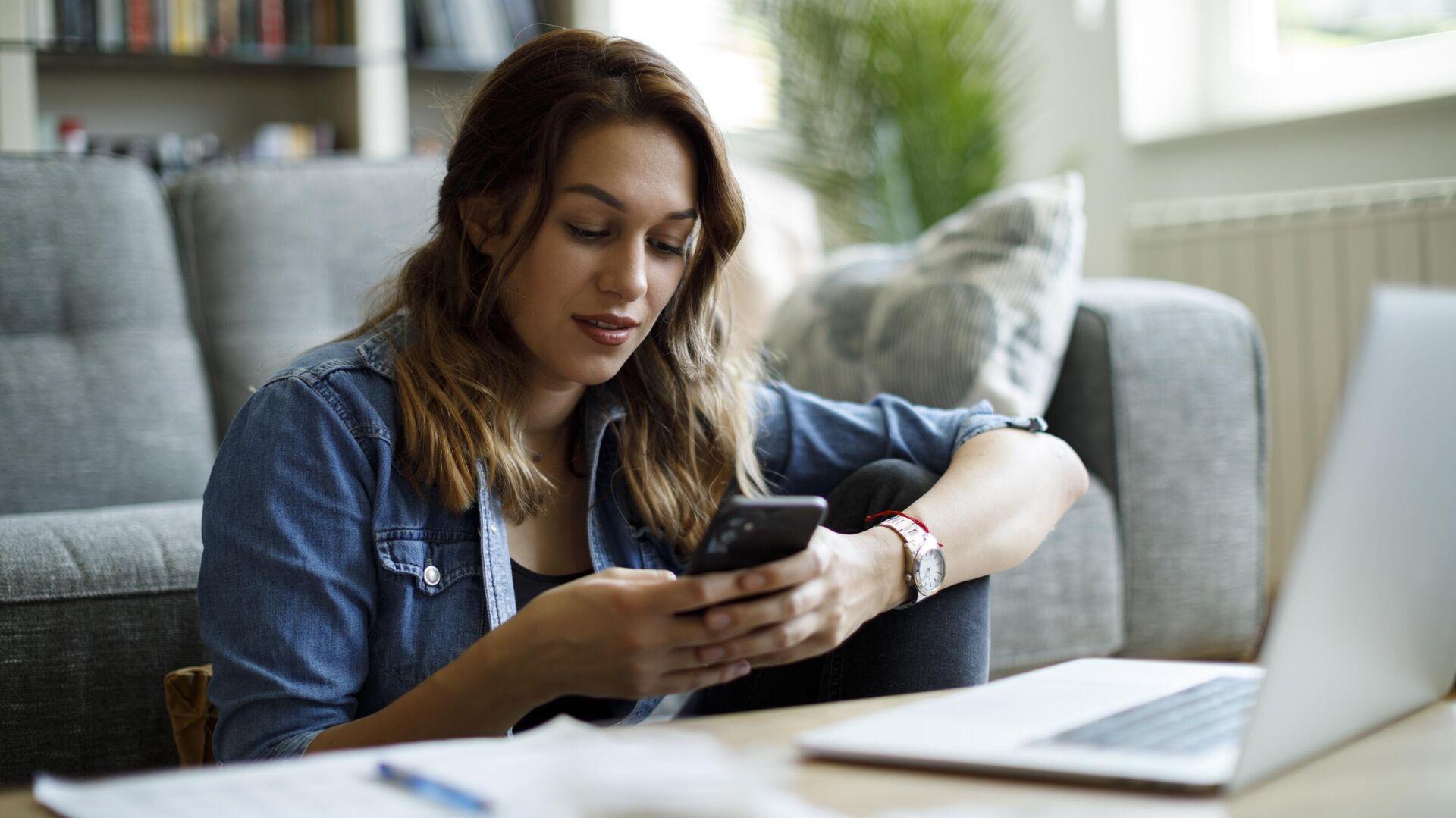 В бесплатный сервис Т Банка и Т Мобайла Защитим или вернем деньги добавили новые сценарии мошенничества Теперь ИИ технологии оперативно вычисляют 99 схем скамеров Сценарий разворачивающийся до 9  6  часов вместо 24 часов ранее Сценарий при котором аферист сначала пишет сообщение Если мошенник отправил его в мессенджер на электронную почту или по СМС и только затем позвонил В компании сообщают что сервис уже предотвратил кражу 2   6   млрд рублей и возместил 18 5 млн рублей за 2025 год Первым кейсом после внесения изменений стал возврат 1   5   млн рублей Мошенники использовали новую схему вынудили жертву позвонить первой по номеру указанному в фейковом письме о взломе Госуслуг Ранее защита не срабатывала при таком ходе преступников Бэкдор