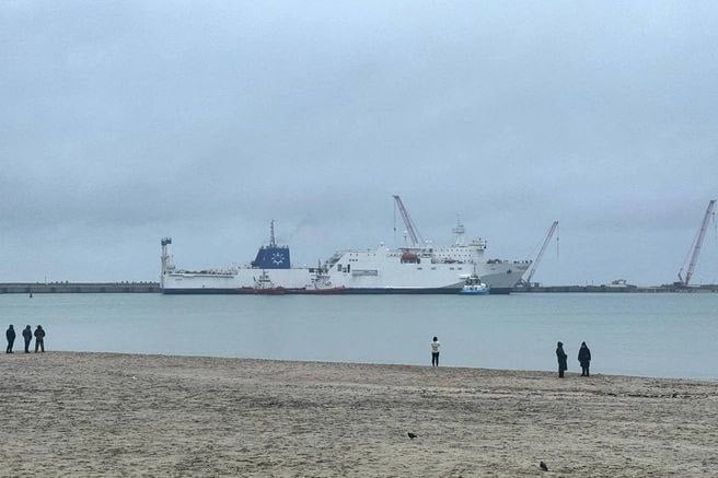 Калининград и Петербург свяжет грузопассажирский паром. Первые рейсы могут состояться уже в январе.  О планах по запуску линии рассказал «Фонтанке» Вадим Каширин, глава АО «Пассажирский порт Морской фасад» в Петербурге. Паром будет ходить от него до порта «Пионерский» в Калининградской области.  По нашей информации, речь идет о пароме «Антей»  на фото . Он построен в 1988 году и позволяет одновременно перевозить автомобили и сопровождающих пассажиров.  Пока что идут переговоры, подтвердил «Фонтанке» ещё один собеседник. Но, по его данным, окончательной подписи нет. Подробнее – по ссылке.    Паромное сообщение Балтийск — Усть-Луга  Дарим iPhone 16 от