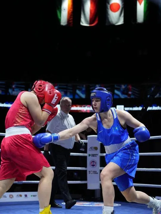 Столичная боксерша стала бронзовым призером чемпионата Азии В столице Монголии Улан Баторе проходят полуфинальные поединки чемпионата Азии по боксу Столичная боксерша защищавшая честь страны стала бронзовым призером чемпионата Азии Спортсменка из Астаны чемпионка мира в весе до 75 кг Валентина Хальзова в 1 2 финала встретилась на ринге с представительницей Китая Зи Бао Наша опытная соотечественница работала на дистанции стараясь полностью контролировать каждую атаку соперницы Однако китайская боксерша на протяжении всех трех раундов вела непрерывное наступление В итоге судьи отдали победу Зи Бао со счетом 3 1 Таким образом астанинская спортсменка завоевала бронзовую медаль чемпионата Азии