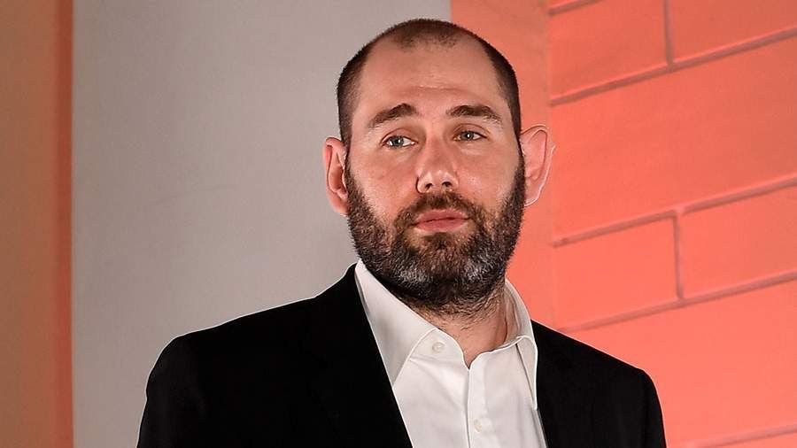 Прокуратура Москвы потребовала возбудить уголовное дело по статье об уклонении от исполнения обязанностей иностранного агента ч 2 ст 330 1 УК в отношении актёра музыканта и бывшего участника КВН Семёна Слепакова Сам Слепаков проживает за пределами России В реестр иноагентов его внесли в апреле 2023 года Слепаков неоднократно выступал с критикой Владимира Путина В частности после гибели Алексея Навального в ИК 3 Полярный волк в Харпе 16 февраля 2024 года он опубликовал стихотворение в котором обвинил российского диктатора в убийстве оппозиционера Возбуждать уголовные дела за нарушение законодательства об иностранных агентах в России начали с 2023 года Первым фигурантом такого дела стал координатор движения Голос из Твери Артём Важенков Фото Екатерина Чеснокова РИА Новости Подписаться Связаться Поддержать Patreon