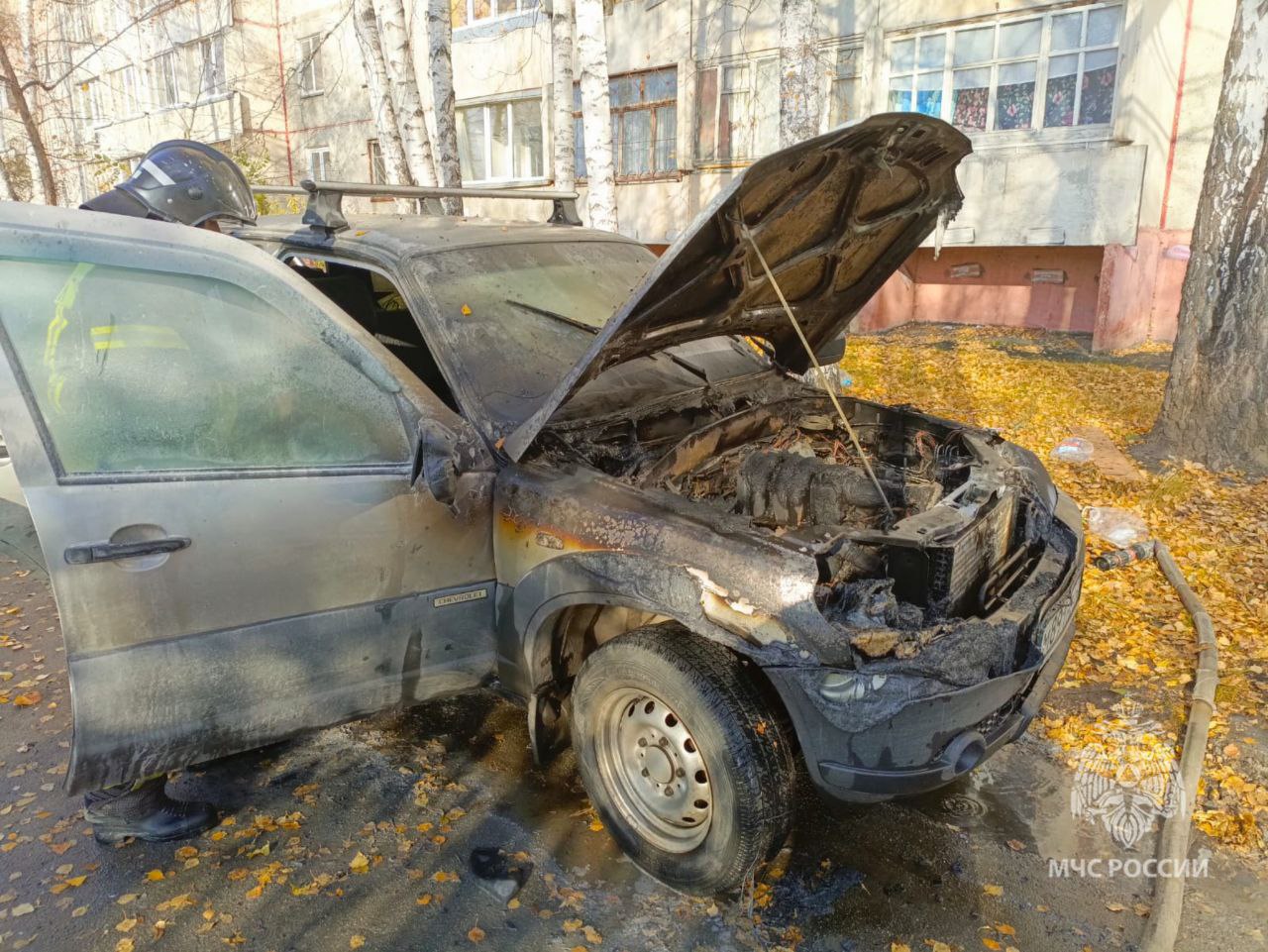 Курганец вытащил незнакомца из горящей машины В 3 м микрорайоне Заозёрного в Кургане загорелась легковушка за рулём которой находился пожилой мужчина Водителя на улицу вытащил прохожий Машину потушили 6 сотрудников МЧС Подробности по ссылке oblast45 ru publication 78683