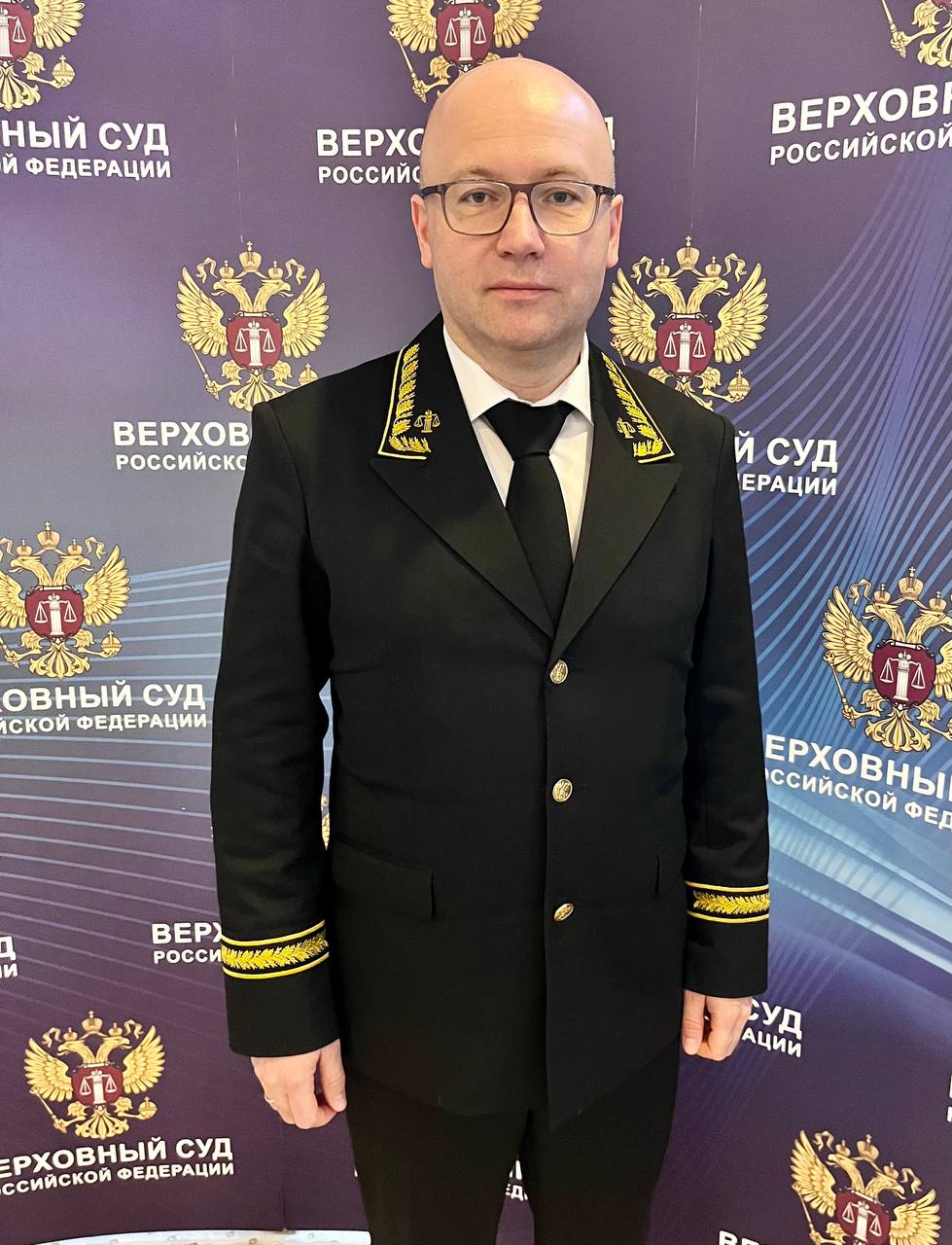 Председатель Краснодарского краевого суда Алексей Шипилов заявил о прекращении своих полномочий Он поблагодарил судей и сотрудников аппарата судов края за эффективную работу на высоком профессиональном уровне. Его полномочия истекают 19 июня 2025 года. Шипилов вручил судьям награды, пожелав им крепкого здоровья и успехов в дальнейшей работе. ⏺В феврале 2019 года Высшая квалификационная коллегия судей РФ ВККС РФ рекомендовала Алексея Шипилова на должность главы Краснодарского краевого суда. 19 июня 2019 года президент России Владимир Путин подписал указ о его назначении председателем кубанского крайсуда. Фото: Быть в курсе Прислать новость
