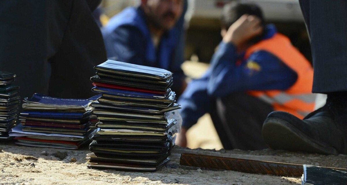 В Хакасии четверо иностранных граждан будут выдворены за пределы Российской Федерации за нарушение миграционного законодательства МВД по Республике Хакасия на постоянной основе проводит мероприятия направленные на соблюдение иностранными гражданами требований миграционного законодательства Российской Федерации   Так сотрудниками Управления по вопросам миграции МВД по Республике Хакасия проведено проверочное мероприятие на одном из производственных предприятий г Черногорска в ходе которого установлены 4 иностранных гражданина которые утратили законные основания для нахождения на территории Российской Федерации Вместе с тем иностранные граждане осуществляли незаконную трудовую деятельность в качестве пекарей а также проживали на территории этого же предприятия без постановки на миграционный учёт Иностранные граждане привлечены к административной ответственности за нарушение режима пребывания проживания в Российской Федерации с назначением наказания в виде штрафов с административным выдворением за пределы Российской Федерации Трое правонарушителей до исполнения процедуры административного выдворения помещены в Центр временного содержания иностранных граждан МВД по Республике Хакасия В отношении работодателя организовавшего незаконное пребывание иностранных граждан на территории нашей страны решается вопрос о возбуждении уголовного дела по признакам преступления предусмотренного ч 1 ст 322 1 УК РФ за организацию незаконной миграции хакасия полицияхакасии мвдхакасии мвд19 увм миграция миграционноезаконодательствороссии административноевыдворение Подписаться на наши страницы в MAX VK Telegram