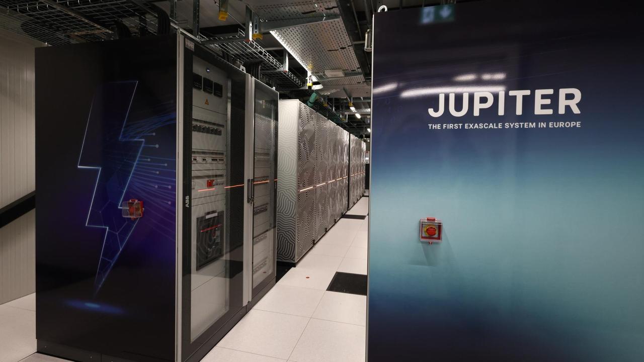В Германии сегодня открыли новый суперкомпьютер Jupiter Четвертое место в мире и первое в Европе 1 эксафлопс 24000 NVIDIA GH200 Grace Hopper Машина стоит в Юлихском суперкомпьютерном центре недалеко от Кёльна Стоить начали в декабре 2023 года www fz juelich de en news archive press release 2025 ceremony jupiter