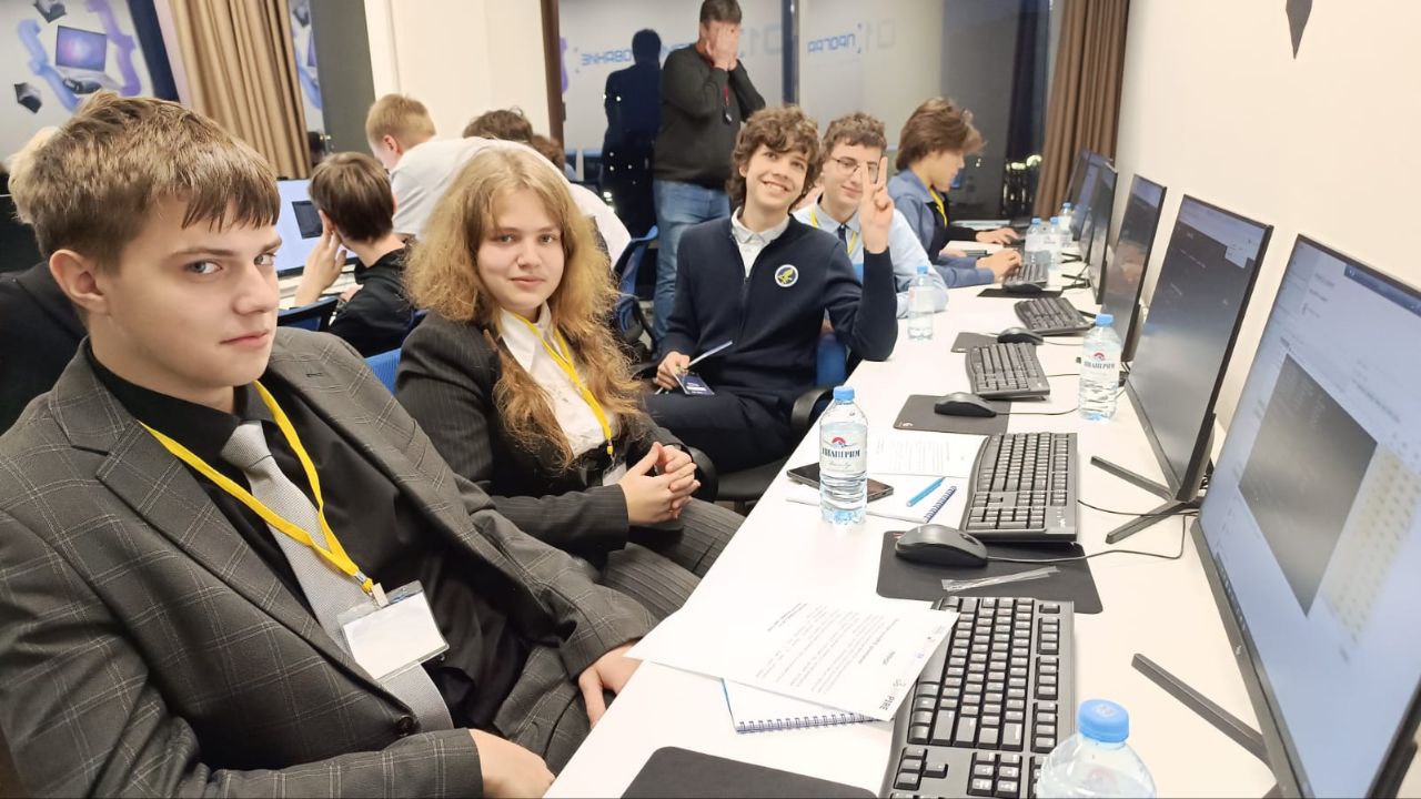 2 декабря в Тамбове на площадке Российской академии Цифра в ТЦ Студенец прошло образовательно просветительское мероприятие Киберполигон Это начальный этап серии городских ИТ соревнований тамбовской школьной Кибериады направленный на популяризацию современных и востребованных цифровых специальностей среди молодежи Киберполигон это серия состязаний для школьников старших классов в сфере информационных технологий где начинающие специалисты осваивают первую практику работы с основами цифровой безопасности 12 учащихся 10 11 классов из шести школ Тамбова прошли испытания в области цифровой гигиены и информационной безопасности Они освоили основы фишинга и антифишинга столкнулись с симуляцией кибератаки и решили задачи имитирующие работу специалистов по цифровой безопасности на киберполигоне Ampire Junior разработанном российской компанией Перспективный мониторинг Фото Юлия Шелдовицина Наши новости в МАХ