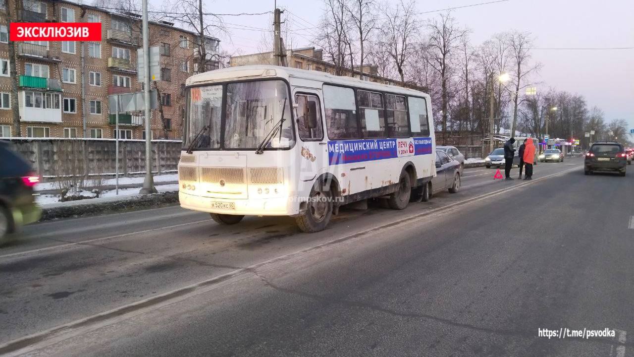 Автомобиль столкнулся с автобусом на Крестовском шоссе  В Пскове, на Крестовском шоссе, у дома №88, произошло столкновение автомобиля Audi и автобуса.  Пострадавших нет.  На месте работают бригада скорой помощи, спасатели АСС, сотрудники ГАИ.  Обстоятельства произошедшего выясняются.  #Псков