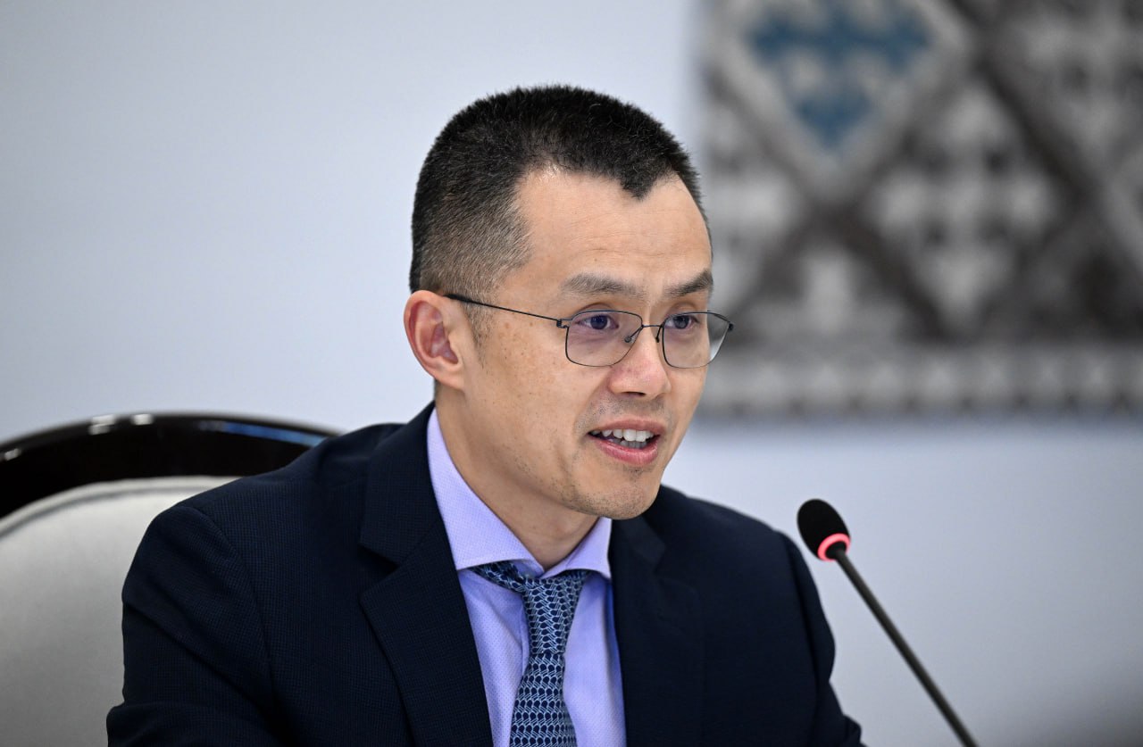 Основатель крупнейшей криптовалютной биржи Binance стал общественным советником президента КР по развитию цифровых активов Садыра Жапарова и Чанпэн Чжао обсудили вопросы, касающиеся развития виртуальных активов и блокчейн-технологий в КР, а также кибербезопасности и борьбы с цифровыми угрозами. Чанпэн Чжао выразил готовность к сотрудничеству в сфере цифровых активов, в частности к консультациям кыргызских специалистов по внедрению цифровой нацвалюты и образовательных программ для подготовки специалистов. Глава КР выразил уверенность, что совместные усилия сторон смогут превратить КР и весь регион в центр цифровых преобразований и вручил гостю удостоверение общественного советника президента по развитию цифровых активов.