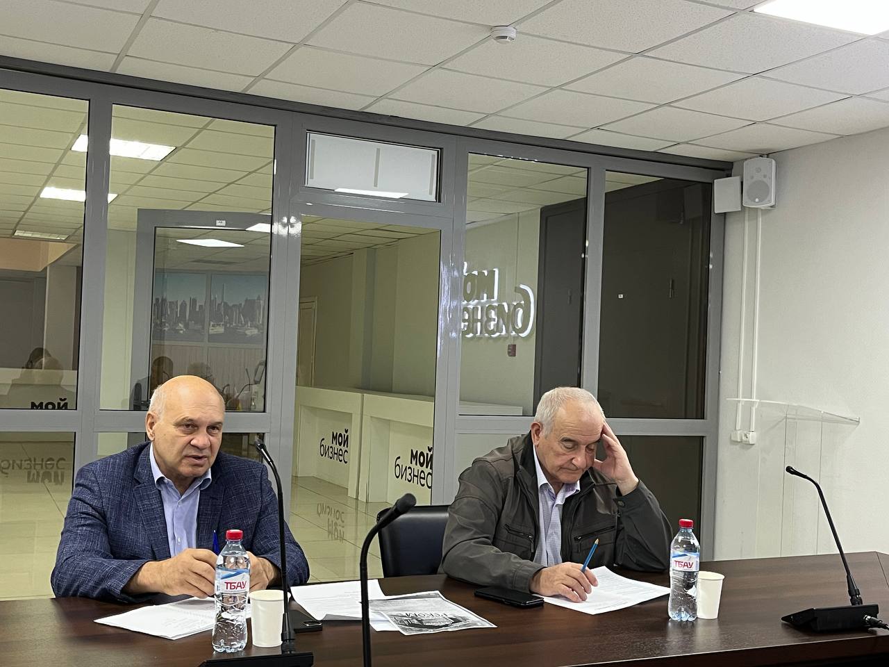 Разработку памятки для туристов обсудили сегодня на круглом столе.   Встреча прошла под председательством заместителя министра экономического развития РСО-Алания Тамерлана Хлоева и при участии директора Фонда развития туризма Александра Габараева, Светланы Гацоевой - руководителя туроператора «Мамисон Тревел», Тамилы Таболовой - руководителя Ассоциации работников туристической индустрии, Ирины Возияновой - доцента кафедры предпринимательства, сервиса и туризма факультета экономики и управления СОГУ, Казбека Фриева - председателя общественного движения «Высший совет осетин»  Стыр ныхас  и его заместителя Вячеслава Дзагоева. Необходимость разработки памятки с рекомендациями по посещению святых мест для туристов и визуализация правил дресс-кода обсуждалась в рамках открытого диалога с представителями туриндустрии, бизнеса,  научного сообщества и общественных организаций. Все участники согласились с важностью правильного доведения информации о традициях и нормах поведения в регионе через туроператоров,  гидов и работников туриндустрии. Это обеспечит комфорт и уважение обеих сторон — туристов и населения.    По итогам обсуждения решили, что Фонд развития туризма организует конкурс для дизайнеров по созданию понятного и привлекательного макета памятки для туристов.