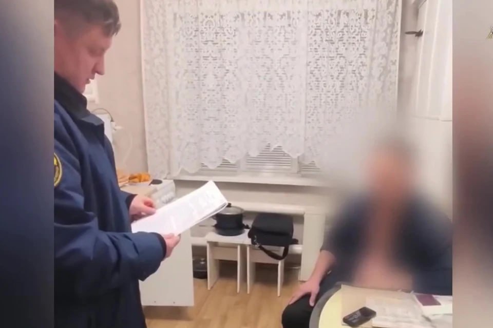 Снежное надувательство муниципального служащего на Южном Урале обвинили в мошенничестве Полицейские и росгвардейцы задержали сотрудника Степного отдела администрации Верхнеуральского района Мужчину обвиняют в мошенничестве По версии следствие зимой 2023 года администрация поселения перечислила 308 тыс рублей предпринимателю за уборку снега Снег никто не чистил Бизнесмен 270 тыс рублей из полученной суммы отдал сотруднику администрации а остальные деньги оставил себе Чиновник после этого подписал акт о приемке не работ Как рассказали в СУ Следственного комитета по Челябинской области дома и на работе у подозреваемого провели обыски На время следствия мужчину отправили в СИЗО   Подписаться на chelkp Мы в MAX