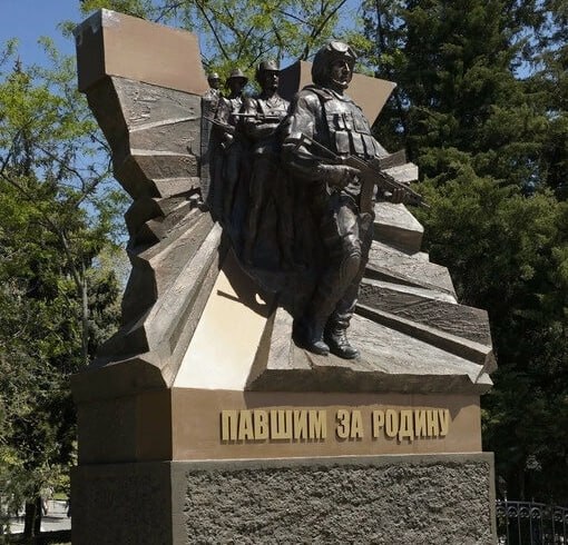 В Усть-Донецком районе подросток поджег мемориал. Как сообщили в региональном ГУ МВД, случилось это на площади Ленина в поселке Усть-Донецком. В полиции рассказали, что школьник сначала поджег деревянную палку. Пламя вскоре перебросилось на мемориал «Павшим за Родину». Когда об этом стало известно полиции, на место направили следственно-оперативную группу. Сотрудники правоохранительных органов разбираются в обстоятельствах случившегося. RostovGazeta