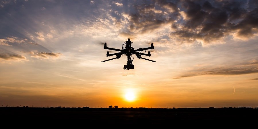 Дрон подходящий для геологоразведочных работ в Арктической Зоне РФ разработали специалисты из Санкт Петербурга и Калининграда Об этом рассказали в СПб ФИЦ РАН В БПЛА встроен сейсмический датчик и система для заглубления в грунт Это обеспечивает плотный контакт с поверхностью и высокое качество регистрации данных В перспективе появление таких дронов позволит отказаться от традиционных работ в экстремальных условиях Арктики где на подобные выезды нужны десятки если не сотни специалистов