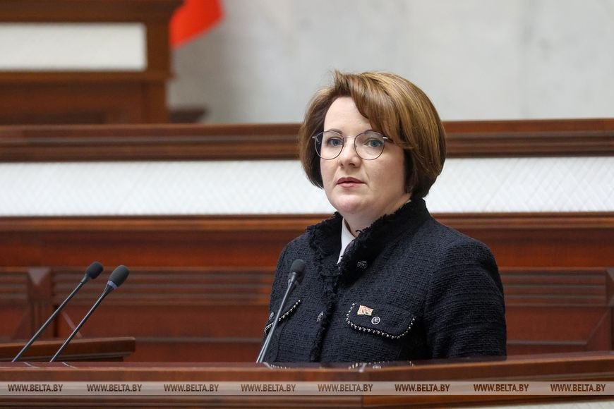 Депутаты приняли законопроект по вопросам пенсионного обеспечения в двух чтениях  Напоминаем 1 октября 2025 года Главой государства принят указ согласно которому с 1 января 2026 года отменяется ограничение по выплате пенсии за выслугу лет государственным служащим достигшим общеустановленного пенсионного возраста В связи с этим необходимо привести в соответствие законы регулирующие вопросы пенсионного обеспечения государственной службы Проект закона направлен на решение данной задачи и предусматривает внесение изменений в два закона Закон О прокуратуре Республики Беларусь и Закон О государственной службе  Так нормы предусматривают приостановление выплаты пенсии за выслугу лет государственным гражданским служащим в период прохождения ими государственной гражданской службы работы по трудовому договору либо в период в течение которого они являются индивидуальным предпринимателем адвокатом осуществляют нотариальную деятельность В результате внесения изменений выплата пенсии за выслугу лет в связи с работой будет приостанавливаться до достижения пенсионером общеустановленного пенсионного возраста После достижения этого возраста выплачиваться в полном объеме независимо от факта работы