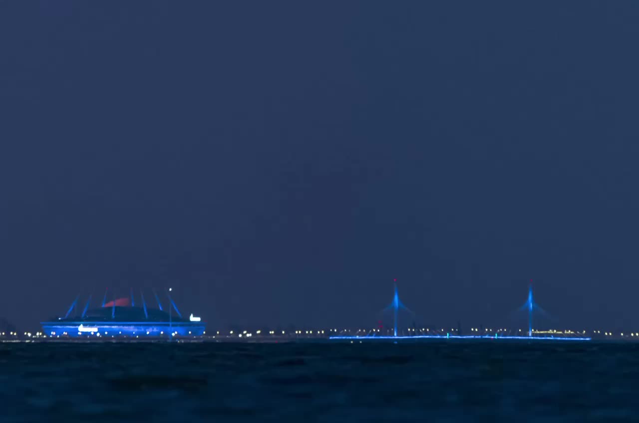 Гигантская красная луна восходит над Петербургом