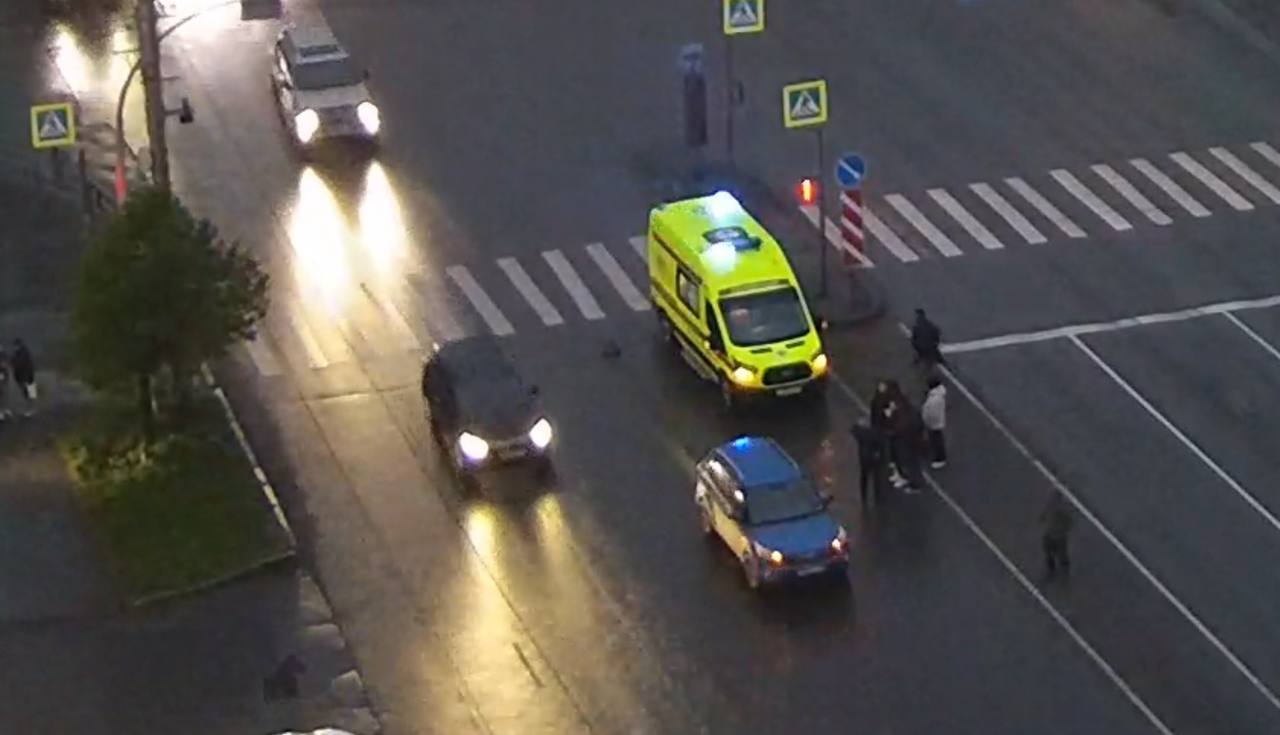 На злосчастном переходе в Ленинском районе Челябинска сбили женщину В Челябинске случилось третье за выходные ДТП со сбитым на зеленый пешеходом. Женщину, попавшую накануне вечером под колеса в Ленинском районе, госпитализировали. Авария произошла в 20:38 на пересечении улиц Дзержинского и Барбюса, где периодически бьются машины. Женщина на разрешающий сигнал преодолела половину дороги в сторону дома на Барбюса, 61. Сделав шаг с островка безопасности на вторую часть перехода, она тут же оказалась под колесами поворачивавшей с Барбюса на Дзержинского машины. Перед ней на повороте был еще один автомобиль. По записи камеры наблюдения видно, как он останавливается перед пешеходным переходом. Но мужчина за рулем машины следом решил объехать его при повороте и при маневре в крайний левый ряд на ходу сбил пешехода. От удара женщину отбросило на дорогу. Очевидцы бросились к ней на помощь и вызвали скорую. Бригада медиков осмотрела пострадавшую на месте и увезла ее в больницу. Двумя днями ранее такая же авария произошла на Северо-Западе. Там «Ауди» на скорости снес женщину. А за день до этого на переходе в Металлургическом районе сбили 9-летнего мальчика. Он тоже шел на зеленый. Голосовать за канал