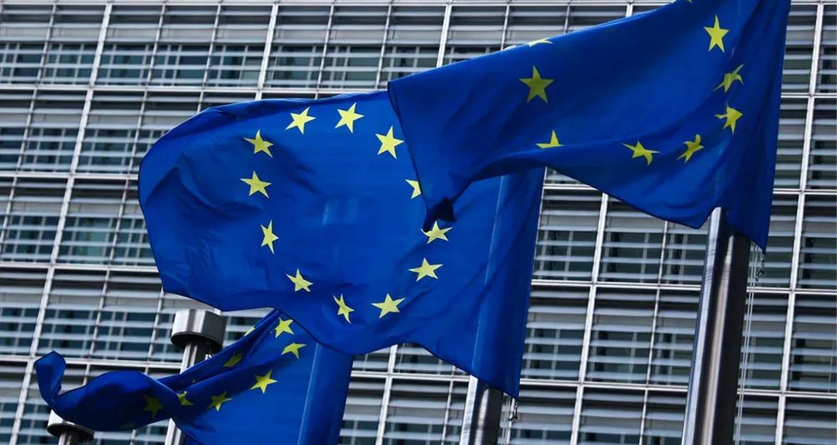 Европа идет на рекорд по импорту дизеля Европа в октябре может установить месячный рекорд по импорту дизельного топлива и авиакеросина Согласно данным Kpler которые приводит агентство Bloomberg в период с 1 по 20 октября порты Европейского союза приняли грузы перевозившие почти 1 9 млн баррелей дизельного топлива и авиакеросина из Индии Саудовской Аравии Соединенных Штатов и других стран Если объемы импорта сохранятся на этом уровне до конца месяца в октябре может быть зафиксирован самый высокий месячный объем импорта дизельного топлива и авиакеросина в ЕС Ранее ИнфоТЭК сообщал о введении 18 го пакета санкций странами ЕС в рамках которого вводится запрет на импорт в ЕС нефтепродуктов произведенных из российской нефти включая автомобильное и авиационное топливо а также мазут Таким образом Евросоюз стремится закрыть лазейку позволявшую поставлять топливо через третьи страны Кроме того в октябре текущего года страны Европейского союза объявили о новых пакетах санкций против России затрагивающих ключевые секторы энергетики и финансов В сфере энергетики сообщается о введении запрета на закупку российского сжиженного природного газа СПГ По данным агентства Reuters запрет будет реализовываться поэтапно для краткосрочных контрактов установлен переходный период в шесть месяцев а отказ от долгосрочных соглашений начнется с 1 января 2027 года