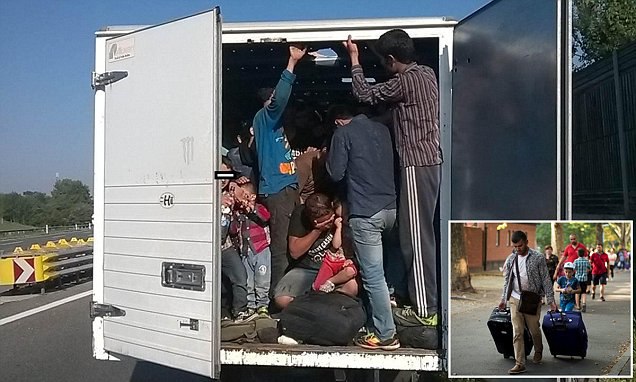 Казахстанские пограничники остановили грузовик с нелегалами Попытку нелегальной миграции пресекла пограничная служба на автомобильном пункте пропуска "Жайсан" Актюбинской области, сообщили в Комитете национальной безопасности Казахстана. Грузовик следовал транзитом в Россию. "Среди перевозимого груза обнаружены 29 иностранных граждан, пытавшихся незаконно пересечь государственную границу. По данному факту начато досудебное расследование по ст. 394 УК "Организация незаконной миграции", – информировали в ведомстве. В КНБ напомнили, что нарушение государственной границы Казахстан и её режима влечёт уголовную и административную ответственность.