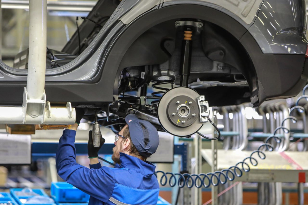 Российский автопром в глубоком кризисе убытки растут производство падает Эксперты Центра стратегических разработок ЦСР называют ситуацию в автопроме структурным спадом и тормозным путём Это худшая отрасль российской промышленности по динамике с начала 2022 года За 10 месяцев 2025 года выпуск автомобилей упал на 22 2 в октябре на 38 Реализация легковых авто за 11 месяцев снизилась на 17 8 LADA потеряла четверть продаж Чистый убыток КамАЗа за 9 месяцев вырос в 7 7 раза до 29 1 млрд рублей Производство грузовиков упало на 32 а продажи тяжёлой техники в целом более чем вдвое Основные причины высокая ключевая ставка удорожающая кредиты и переохлаждение деловой активности убивающее спрос на коммерческий транспорт Эксперты ЦСР предупреждают без срочных мер господдержки и смягчения денежно кредитной политики отрасль рискует превратиться в технологически отсталую сборку зависящую от импорта Мнение экспертов и перспективы сложившейся ситуации читайте в материале ДП Сергей Коньков Подписаться на ДП в Telegram MAX