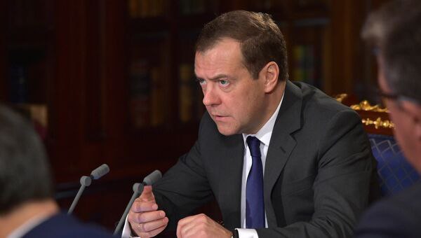 Медведев защитил Иран от нападок «деда Деменции»  Заместитель председателя Совета безопасности России, реагируя на новые обвинения президента США в адрес Ирана, заявил, что организаторы покушения на Трампа находятся не среди персов, а среди американцев.  —  Радостно потирая скрученные артритом старческие ручонки, Байден обвинил Иран в «возможном покушении на Трампа». У деда Деменция прямо на голове шапка горит! Ведь искать надо не у персов, а среди отмороженных либералов, сторонников самого маразматика и его недалёкой хохотушки Харрис, а также среди кучи проукраинских обормотов, которых вскормили демократы за годы войны против России, — написал Дмитрий Медведев. Ранее Джо Байден потребовал от иранских властей прекратить «строить заговоры» против его предшественника, кандидата в главы государства от республиканцев Дональда Трампа и других бывших высокопоставленных чиновников, пишут Politico и The Washington Post со ссылкой на представителя американской администрации.   При Буше с пробиркой придумали как-то хитрее перед вторжением в Ирак. Хотя бы для внутренней аудитории прокатило. Тут же мало кто поверит в иранский след покушения даже внутри самих Штатов.. Байден маразматик, но неужели у него и советники такие?   #turan_analytics #Ближний_Восток #Израиль #США #война