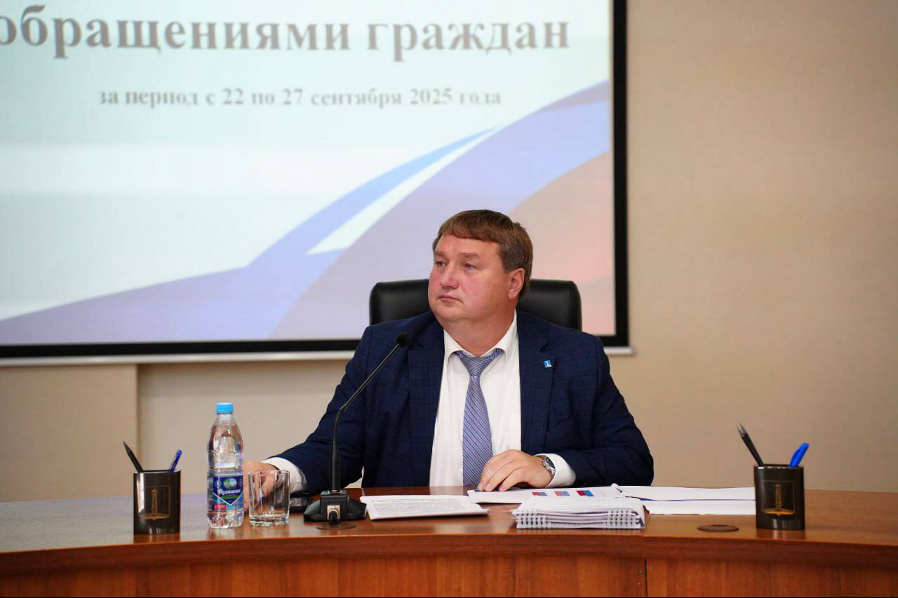 В Ульяновске проходят общественные обсуждения проектов нового Генерального плана города и Правил землепользования и застройки Существующий Генплан принят в 2007 году Сегодня необходим новый документ который будет отражать современные реалии и перспективы развития До 2 октября жители могут высказать по ним свои предложения в районных администрациях Поручил обеспечить широкое обсуждение этого важнейшего документа в соответствии с которым Ульяновск будет развиваться в течение следующих 20 лет Каждый житель должен иметь возможность выразить своё мнение Александр Болдакин глава Ульяновска