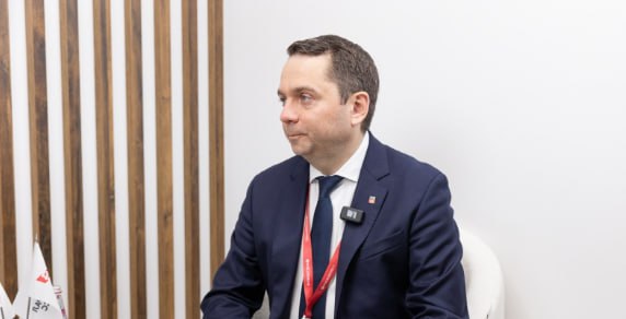 Андрей Чибис опроверг слухи о своем уходе с поста губернатора Мурманской области Во время прямой линии глава Мурманской области Андрей Чибис заявил что не собирается переезжать в Москву и продолжит работу в Мурманской области Губернатор Мурманской области Андрей Чибис во время прямого эфира ГТРК Мурман ответил на вопрос жительницы региона о возможной отставке Женщина поинтересовалась правдивы ли слухи о его переезде в Москву и сложении полномочий главы области Андрей Чибис опроверг подобные разговоры добавив что впереди перед ним стоит огромное множество региональных задач Он отметил что подобные слухи появляются регулярно однако они не имеют под собой оснований Слухи слухами а работа работой подчеркнул губернатор Глава области также с иронией добавил что слухи доходят до него и через семью По его словам даже супруга рассказывала будто бы уже забрали документы ребенка из школы и продаем дом Ребенок в школе учится дом мы не продаем заодно опроверг Чибис Подпишись на СЗФОшную