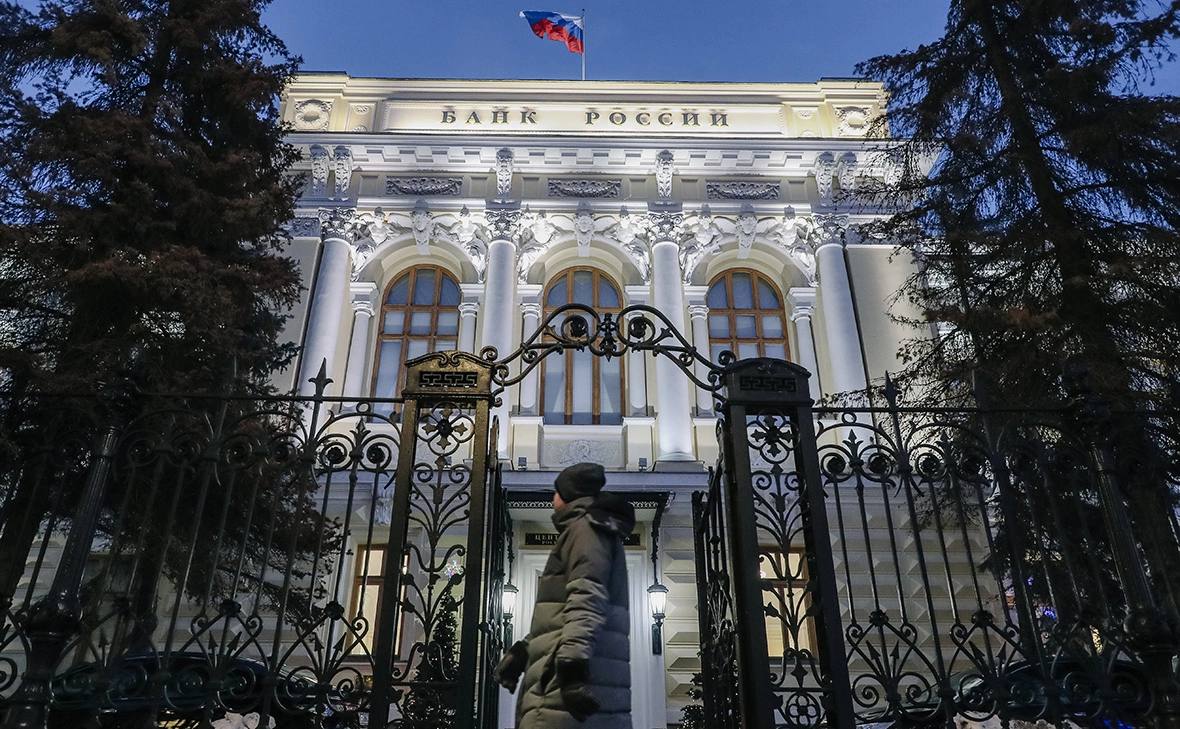 ЦБ обяжет банки привязывать счета россиян к ИНН Банк России намерен обязать кредитные организации привязать ИНН индивидуальный номер налогоплательщика клиентов к их банковским счетам для борьбы с дропперством Об этом в интервью РБК рассказала зампред ЦБ Ольга Полякова Она пояснила что ИНН станет обязательным реквизитом для открытия счета физическому лицу и речь идет не только новых счетах но и о старых Если раньше для банков не было обязательного требования устанавливать ИНН клиента как обязательный реквизит счета то мы такое требование введем и при открытии нового счета и по тем счетам что были открыты ранее То есть банкам самостоятельно нужно будет дособирать необходимые данные У банков уже сейчас есть инструменты ФНС России позволяющие узнать ИНН клиента не беспокоя гражданина сообщила Полякова Эта связка необходима для работы новой платформы Антидроп запуск которой намечен на середину 2027 года пояснила зампред ЦБ Мы полагаем что идентификатором клиента в системе будет ИНН который банки давно используют и умеют с ним работать Во время опросов банки подтвердили нам целесообразность такого выбора С 1 сентября 2025 года предоставление ИНН стало обязательным при предоставлении физическому лицу кредита или займа Эта поправка принималась в пакете мер направленных на предотвращение мошенничества с кредитами РБК Уфа в Telegram РБК Уфа в MAX