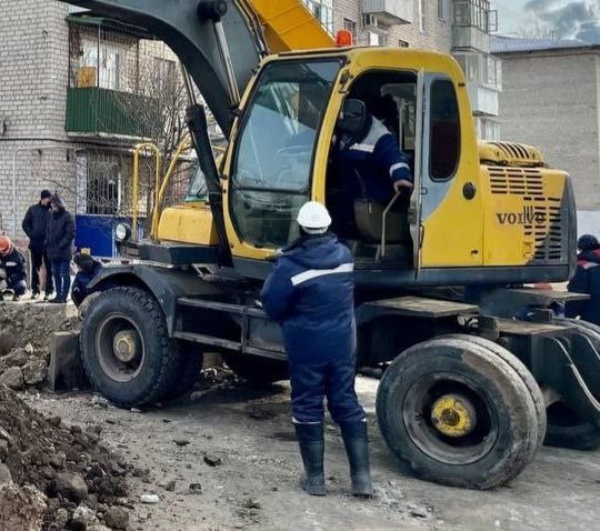 Специалисты утечку нашли, микрорайон им.Бумагина подключили к горячему водоснабжению и теплу, кроме домов  по ул. Набережной с 18 по 22, Пионерской с 80 по 86.  Все силы и средства ГП ЕАО "Облэнергоремонт плюс" направлены на то, чтобы оперативно устранить порыв и запустить водоснабжение и тепло в домах.   #горячаявода  #биробиджан  #мэрбиробиджана  #порыв