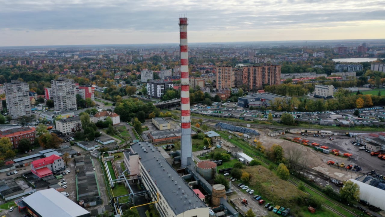 МП «Калининградтеплосеть» напомнила потребителям самой крупной городской РТС «Северная» о грядущих профилактических работах.   Они начнутся с 13 августа и продлятся две недели.     Список домов, попадающих под отключение горячей воды можно посмотреть здесь  по возможности некоторые строения будут переключать на другие РТС .    За эти 14 дней рабочие постараются по максимуму успеть заменить обветшалые теплотрассы, в том числе по улице Горького.   «Ровно по этой причине подрядчик, который асфальтировал улицу Озерова, оставил у перекрёстка с Горького небольшой нетронутый участок. После того как теплоэнергетики уйдут с объекта, укатаем там новое дорожное покрытие».  Источник: Администрация Калининграда