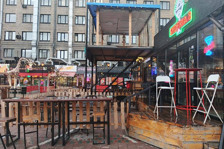 Шуметь после десяти запретили в Гастродворике на Ленина в Новосибирске После массовых жалоб на Гастродворик в центре Новосибирска и его пьяных посетителей властями приняты решительные меры Жители домов на улице Ленина а также постояльцы местной гостиницы неоднократно жаловались в полицию и мэрию Новосибирска на шумный Гастродворик пьяных людей Подробнее ОБЩЕСТВО Подписаться на канал VN ru Прислать свою новость в редакцию