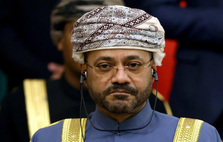 Маскат выступает за возобновление переговоров между США и Ираном глава МИД Омана аль Бусаиди Он подчеркнул необходимость для стран Персидского залива сосредоточиться на диалоге с Ираном Совет сотрудничества стран Персидского залива долгое время довольствовался изоляцией Ирана или позволял ему оставаться в изоляции и я считаю что это необходимо изменить Оман уже некоторое время работает над созданием всеобъемлющего механизма диалога охватывающего все страны региона включая Иран Ирак и Йемен добавил министр Caucasian bureau