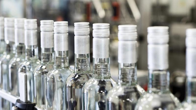 С нового года спиртное догонит инфляцию рывком Акцизы на алкоголь в России с 1 января 2026 го поднимут сразу на 8 9 31 Больше всего достанется вину особенно импортному но и водка с коньяком не останутся в стороне вслед за налогами вверх поползут и минимальные розничные цены Участники рынка уже закладывают в прогноз падение продаж примерно на 10 То есть официальная бутылка станет заметно дороже а бюджет получит свою прибавку за счет тех кто продолжает покупать по белому Как обычно под соусом заботы о здоровье населению подкручивают фискальные гайки Вопрос лишь в том сколько людей это отправит не к трезвости а на серый и откровенно левый рынок